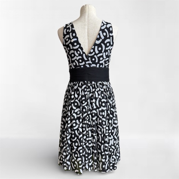 Black White Geometric Print Fit & Flare Dress Size 10 - Picture 2 of 10